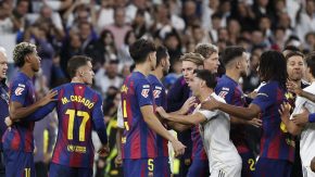 Los jugadores del Real madrid y del Barcelona discuten durante el partido de la décima jornada de LaLiga EA Sports, que Real Madrid y FC Barcelona disputan este domingo en el estadio Santiago Bernabéu.